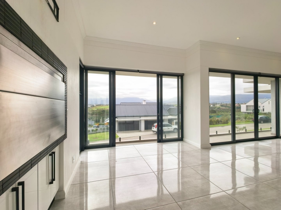 5 Bedroom Property for Sale in Kingswood Golf Estate Western Cape